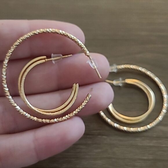 💲6️⃣ Bundled ✔️2pairs Elegant Gold Tone  thin 1" and 2 " Hoop Earrings - Picture 3 of 7